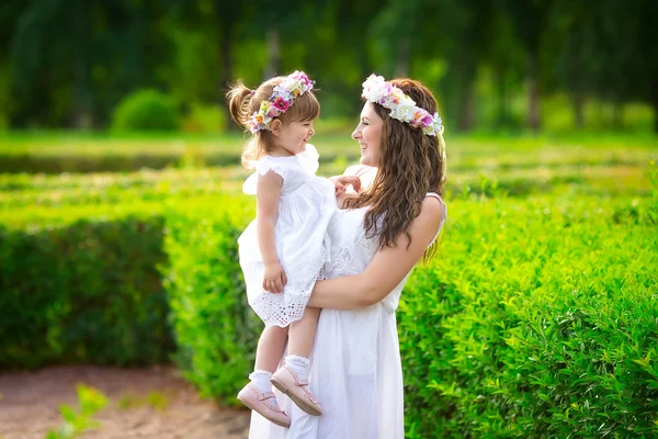 Mutlu anne ve kızı. Kız anne ve çocuk. Mutlu bir aile. 