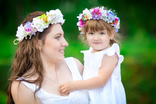 Mutlu anne ve kızı. Kız anne ve çocuk. Mutlu bir aile. 