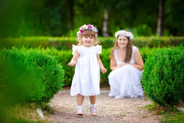 Mutlu anne ve kızı. Kız anne ve çocuk. Mutlu bir aile. 