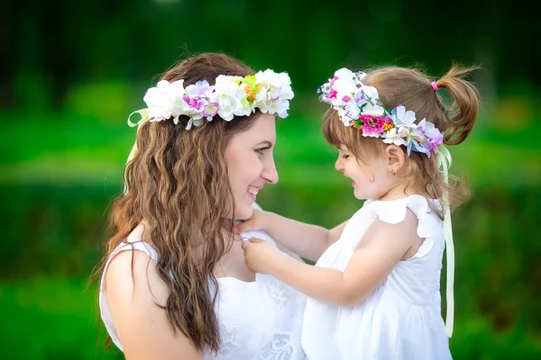 Mutlu anne ve kızı. Kız anne ve çocuk. Mutlu bir aile. 