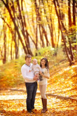 mutlu genç aile açık sonbahar parkta vakit