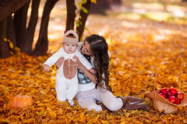 mutlu genç aile açık sonbahar parkta vakit