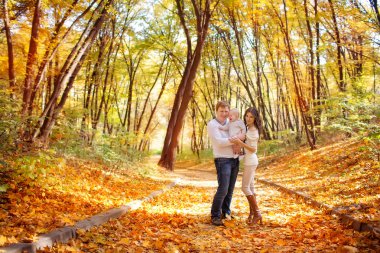 mutlu genç aile açık sonbahar parkta vakit
