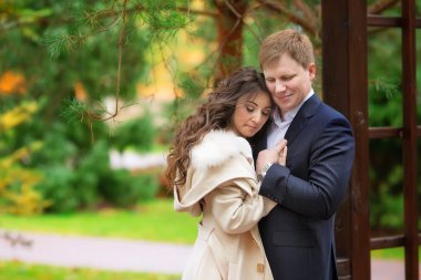 Mutlu genç çift sonbahar Park'ta aşık.