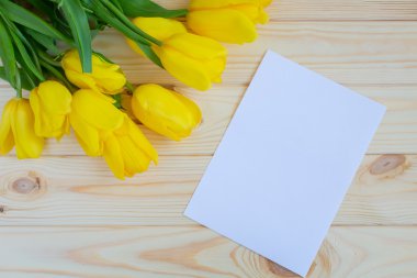 Tahta bir yüzeyde sarı laleler