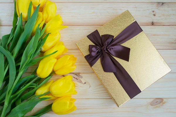 Tahta bir yüzeyde sarı laleler