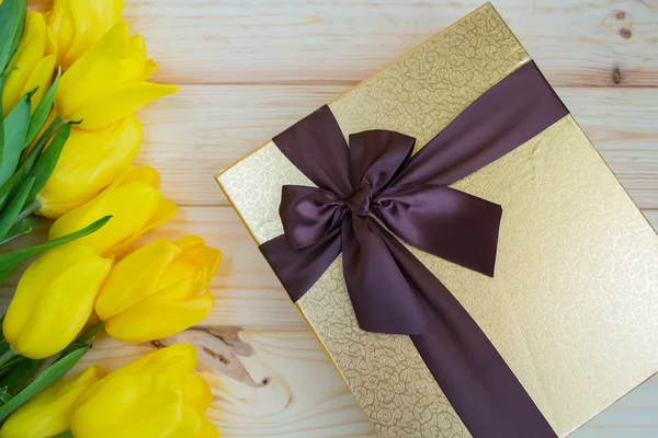 Tahta bir yüzeyde sarı laleler