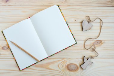 tahta arka planda dizüstü bilgisayar ve kalem