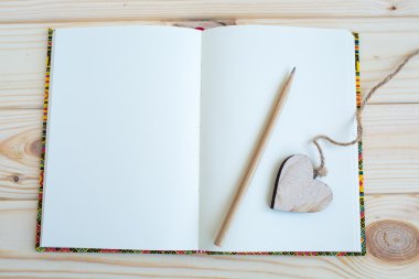 tahta arka planda dizüstü bilgisayar ve kalem