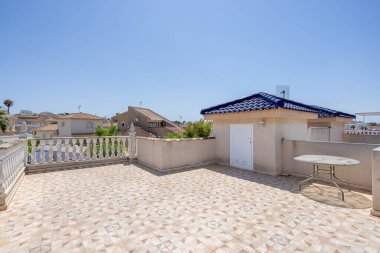 Deposu, yuvarlak masası ve panoramik manzaralı büyük çatı terası.