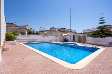 İspanyol mahallesindeki güneşli yüzme havuzu. Evleri ve dinlenme yerleri var.