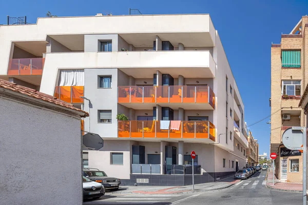 Şehir merkezinde koyu turuncu balkonlu çağdaş apartman kompleksi