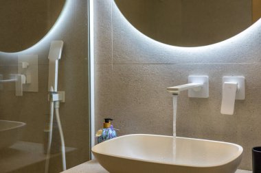 Uzun bir balkon, yemek odası ve manzaralı bir yerleşim yeri manzarası.