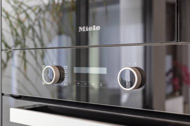 Pahalı Miele fırınına yakın plan, parlak siyah kaplama ve dokunmatik kontrol paneli