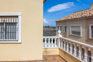 Dekoratif fayanslardan, korkuluklardan ve kırsal manzaradan oluşan yükseltilmiş teras.