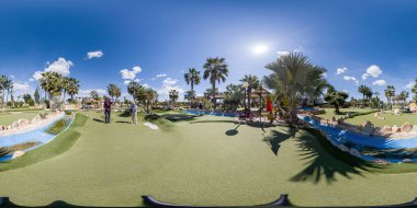 Son sınıflar, 360 derece verimli bir ortamda güneşli bir günde mini golf oynamaktan hoşlanırlar..