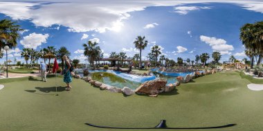 Sunny 360 sahasında kayalar ve su özellikleriyle mini golf oynayan son sınıflar..