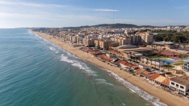 Şehir binalarının ve Guardamar kıyı şeridi boyunca eski sahil evlerinin insansız hava aracı görüntüsü, Costa Blanca