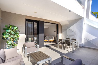 Çağdaş teras oturma odası bağlantısı olan salon alanı ve yemek odası seti.