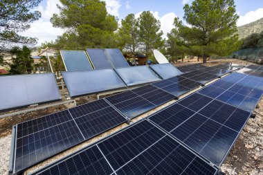Güneş panelleri ve uydu anteni tepedeki ağaçların arasına kurulmuş.