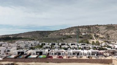 La Finca Golf Oteli 'ndeki modern konut villaları hava görüntüsü altında