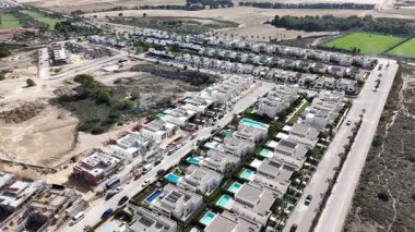 İHA İspanya 'nın güneyindeki La Finca Golf Tesisi yakınlarındaki yeni konutlarda daireler çiziyor.