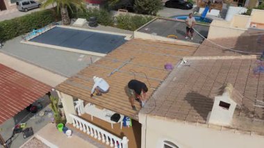 Güneş paneli montajı için Döşemeli Çatı Hazırlayan Teknisyenler