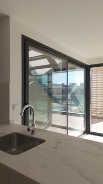 Büyük cam pencereli boş modern dairenin dikey görünümü