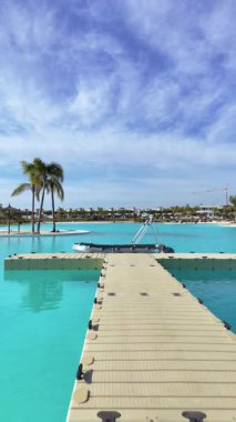 Yapay göl üzerindeki rıhtım ve teknenin dikey görüntüsü