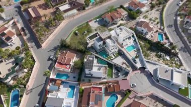 Konut manzaralı villalar ve yüzme havuzları.