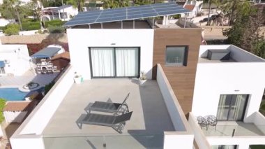 Güneşli muhitte güneşli lojmanlı modern çatı terası.