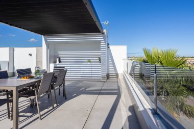 Parlak çatı terası, açık hava manzarası, mutfak düzeneği ve açık hava manzarası.