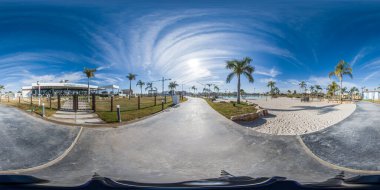 Turkuaz gölün, beyaz kumsalın ve Santa Rosalia Resort 'taki palmiye ağaçlarının muhteşem 360 görüntüsü.