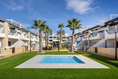 Punta Prima 'da havuzlu, palmiye ağaçlı ve güneşli bahçeli modern Innova Plajı daireleri..