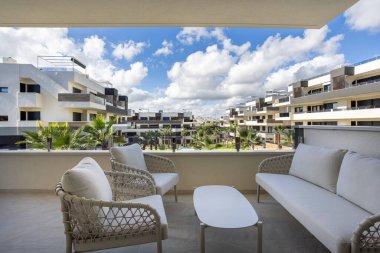 Engin balkon, modern konut binalarının zarif açık hava oturma ve panoramik manzarasına sahip.