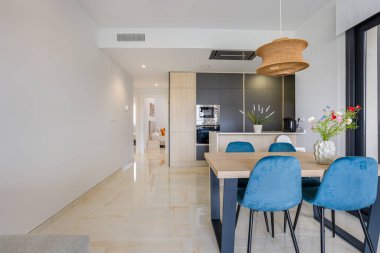 Konsept mutfak ve yemek odası, koridordan yatak odasına.