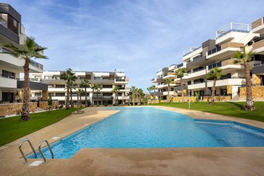 Balkonları, büyük havuzları, palmiye ağaçları ve bahçeleri olan geniş konutlar.