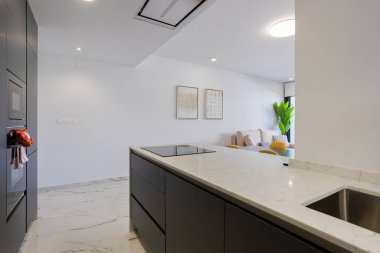 Minimalist mutfak mermer ada, aşçı üst ve sıcak oturma odası manzaralı