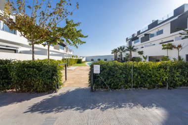 Çağdaş apartmanların manzarası çevre bahçe ve modern yerleşim alanlarında yüzme havuzunu paylaşıyor..