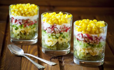 bir cam sebze salatası