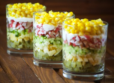 bir cam sebze salatası