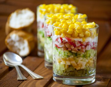 bir cam sebze salatası