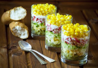 bir cam sebze salatası