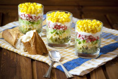 bir cam sebze salatası