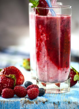 Kırmızı çilek ile güler yüzlü