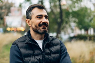 Gülümseyen bir adam, parkta öylesine eğlenen bir adam.