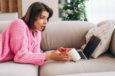 Evde geçirdiği sakar kazadan sonra kadın şok olmuş ve şaşırmıştı.