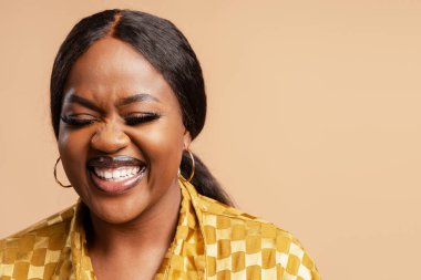 Gülümseyen heyecanlı vücut portresi kapalı gözlü Afro-Amerikan kadın bej arka planda izole edilmiş alanı kopyalıyor. Diş sağlığı konsepti