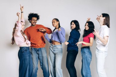 Çeşitli arkadaşlar eğlenceyi kutluyor, gülümsüyor, taşınıyor ve birlikte iyi vakit geçiriyorlar.