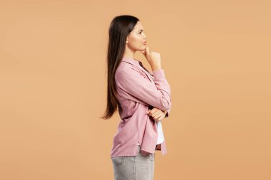 Profilde genç bir kadın, elini çenesine dayayıp derin düşünüyor ve bir karar veriyor.